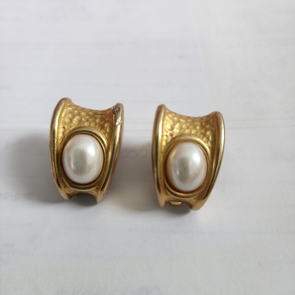 Vintage Givenchy Chunky Door Knocker Oval Faux Pearl Hammered Gold Tone Earrings - Picture 1 of 14